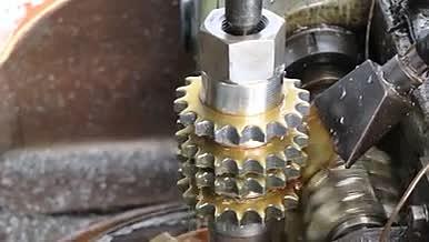 工业齿轮链轮机械配件加工生产过程细节特写视频的预览图